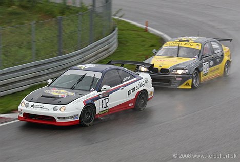 Borum viste tænder i regnvejr i heat 1 søndag morgen, og holdt i lang tid Jens Ole Mathiesen’s SS3 BMW bag sig.